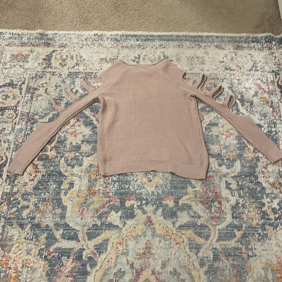Light Mauve long sleeve sweater with open slits on sleeves - Picture 6 of 6